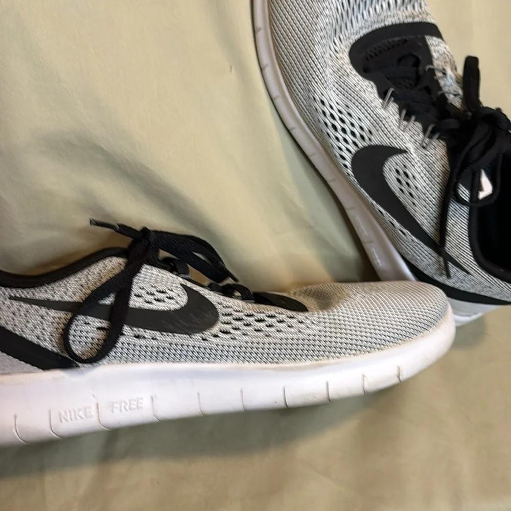 NIKE FREE RN athletic shoes gray with black details - Picture 4 of 8